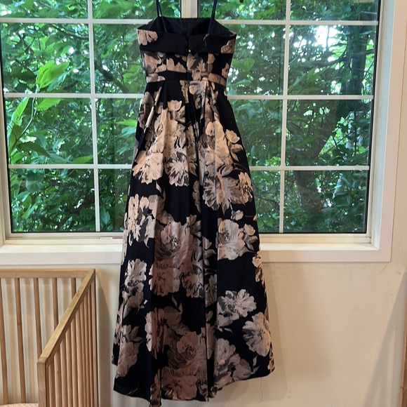 Avery G strapless gown - Picture 2 of 4